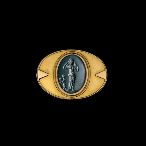 An Art Deco gold ring with a roman bloodstone. Venus Anadyomene with Cupid.